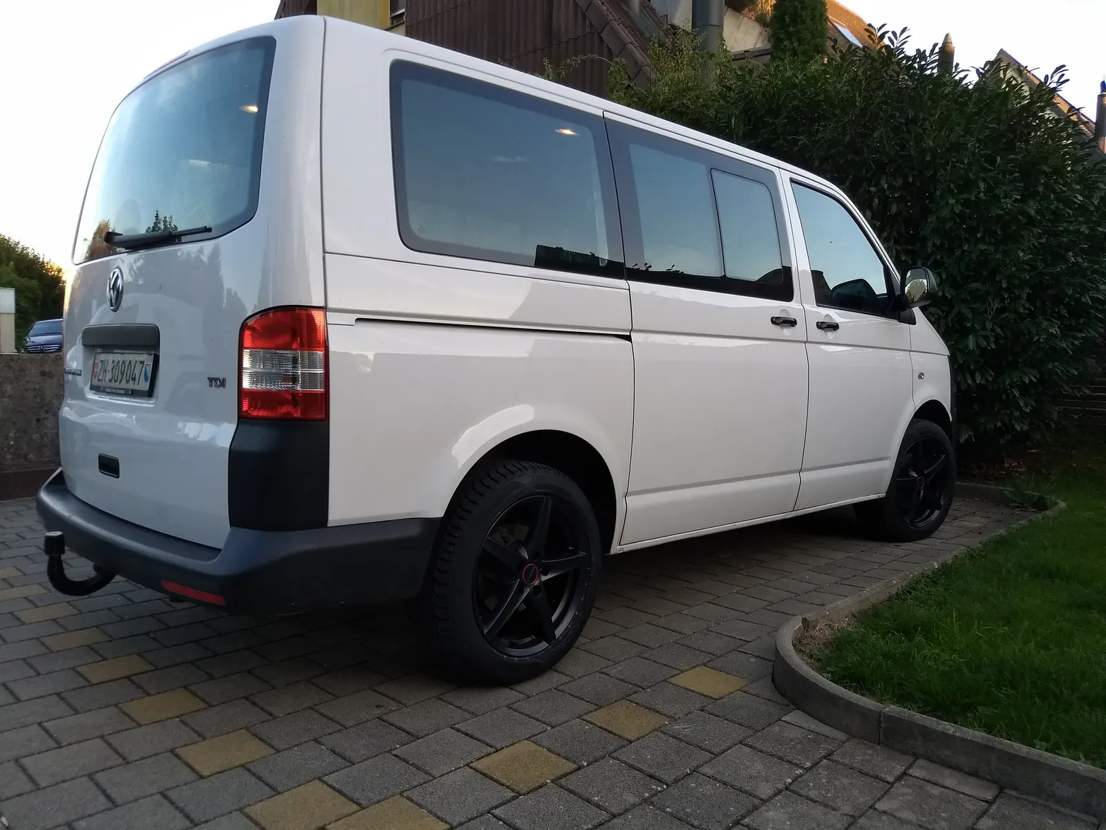 Kundenfahrzeug: weisser VW Transporter nach dem Felgenumbau