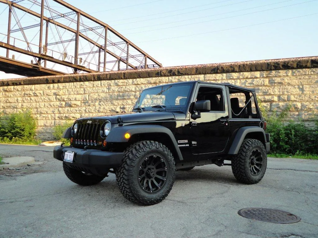 Jeep Wrangler mit Sidewinder 9 × 20″ ET −12 schwarz matt